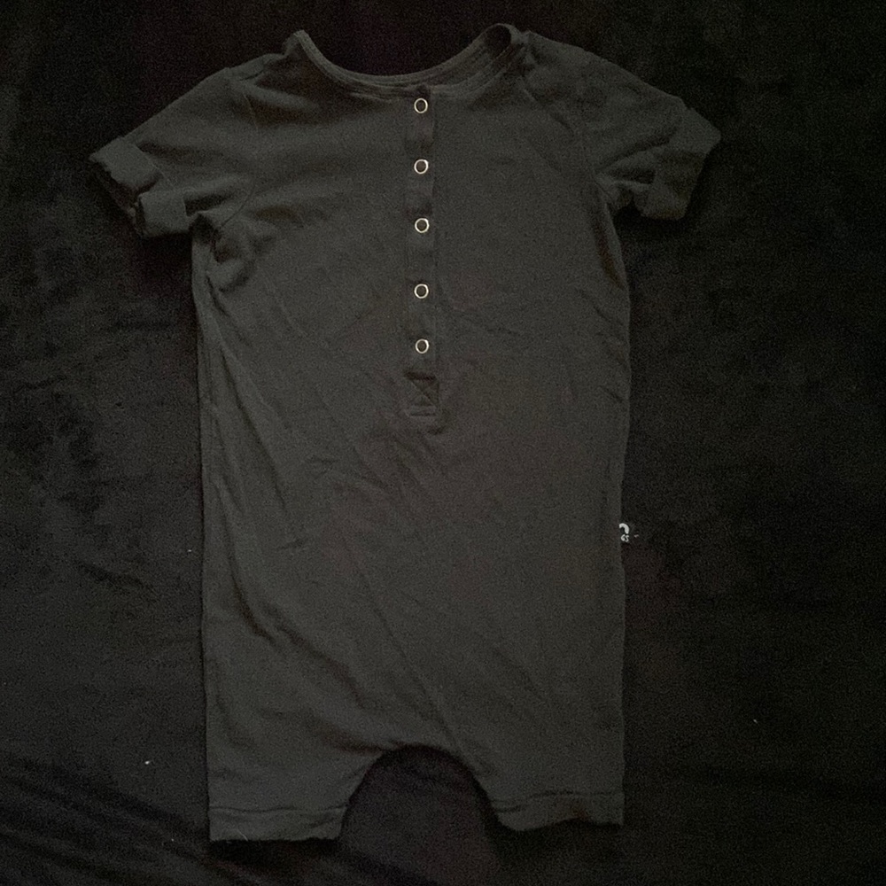 RAGS TO RACHES GREY BLACK ROMPER 3 4 size kids